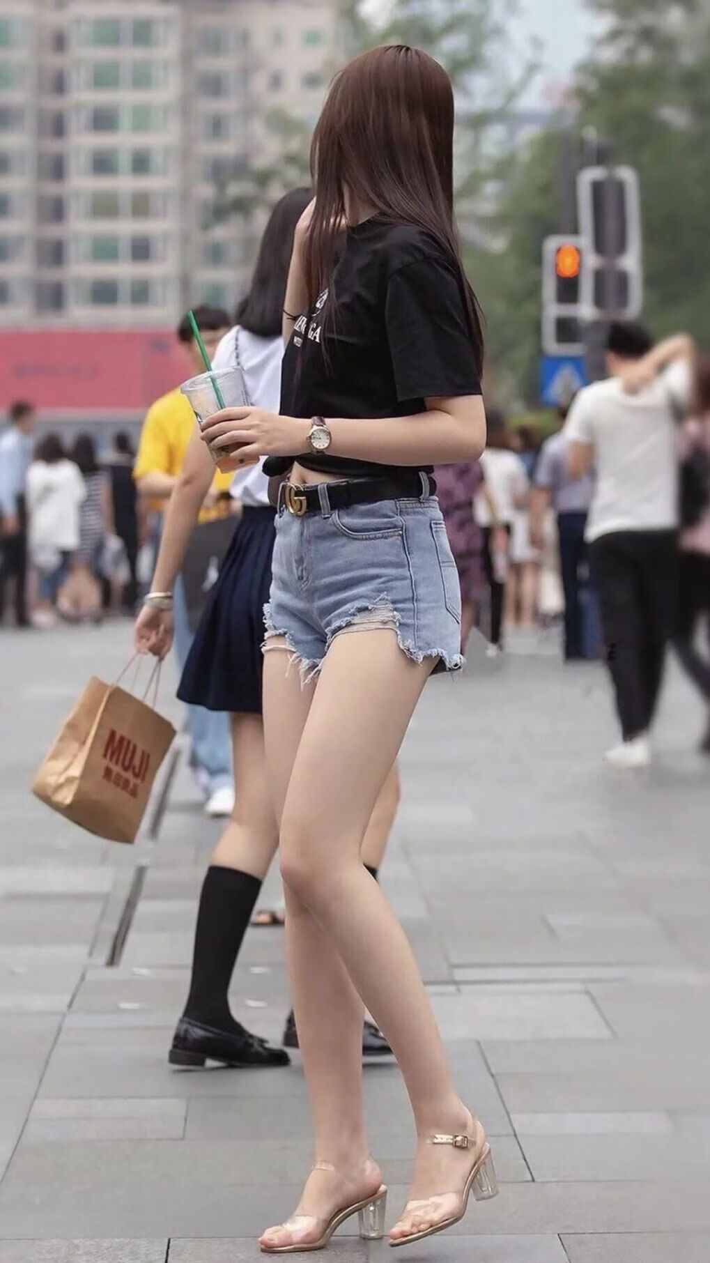 梅西迎战老对手，球星对决引爆热议，梅西对视